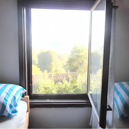Cozy House In With Garden Jazvine